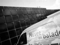 \"Le musée en balade\", 2008 - Tôle, plastiques sur ciel gris.